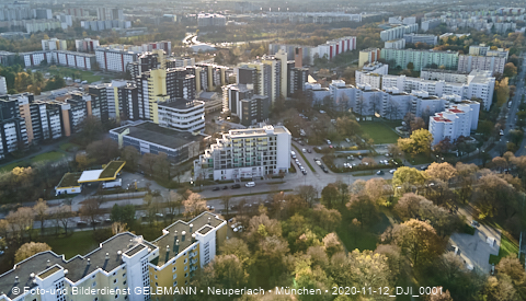 11.12.2020- das Marx-Zentrum und Wohnanlage am Karl-MArx-Ring 52-62 in Neuperlach