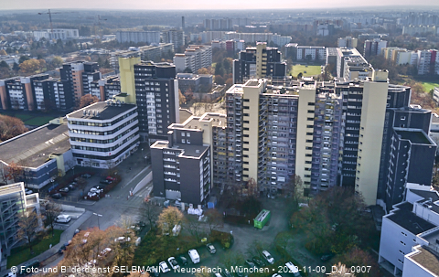 11.12.2020- das Marx-Zentrum und Wohnanlage am Karl-MArx-Ring 52-62 in Neuperlach