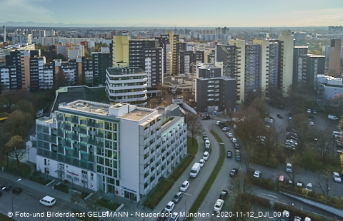 11.12.2020- das Marx-Zentrum und Wohnanlage am Karl-MArx-Ring 52-62 in Neuperlach