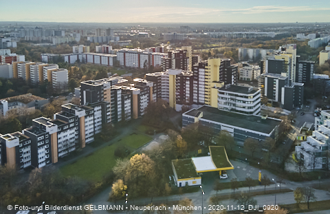 11.12.2020- das Marx-Zentrum und Wohnanlage am Karl-MArx-Ring 52-62 in Neuperlach