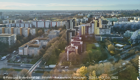 11.12.2020- das Marx-Zentrum und Wohnanlage am Karl-MArx-Ring 52-62 in Neuperlach