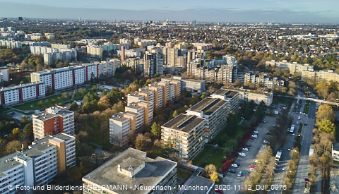 11.12.2020- das Marx-Zentrum und Wohnanlage am Karl-MArx-Ring 52-62 in Neuperlach