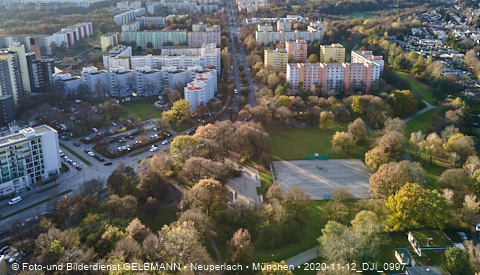 11.12.2020- das Marx-Zentrum und Wohnanlage am Karl-MArx-Ring 52-62 in Neuperlach