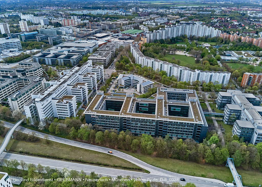04.05.2021 - Wohnring und Versicherungsgebäude in Neuperlach 04.05.2021 - Wohnring und Versicherungsgebäude in Neuperlach