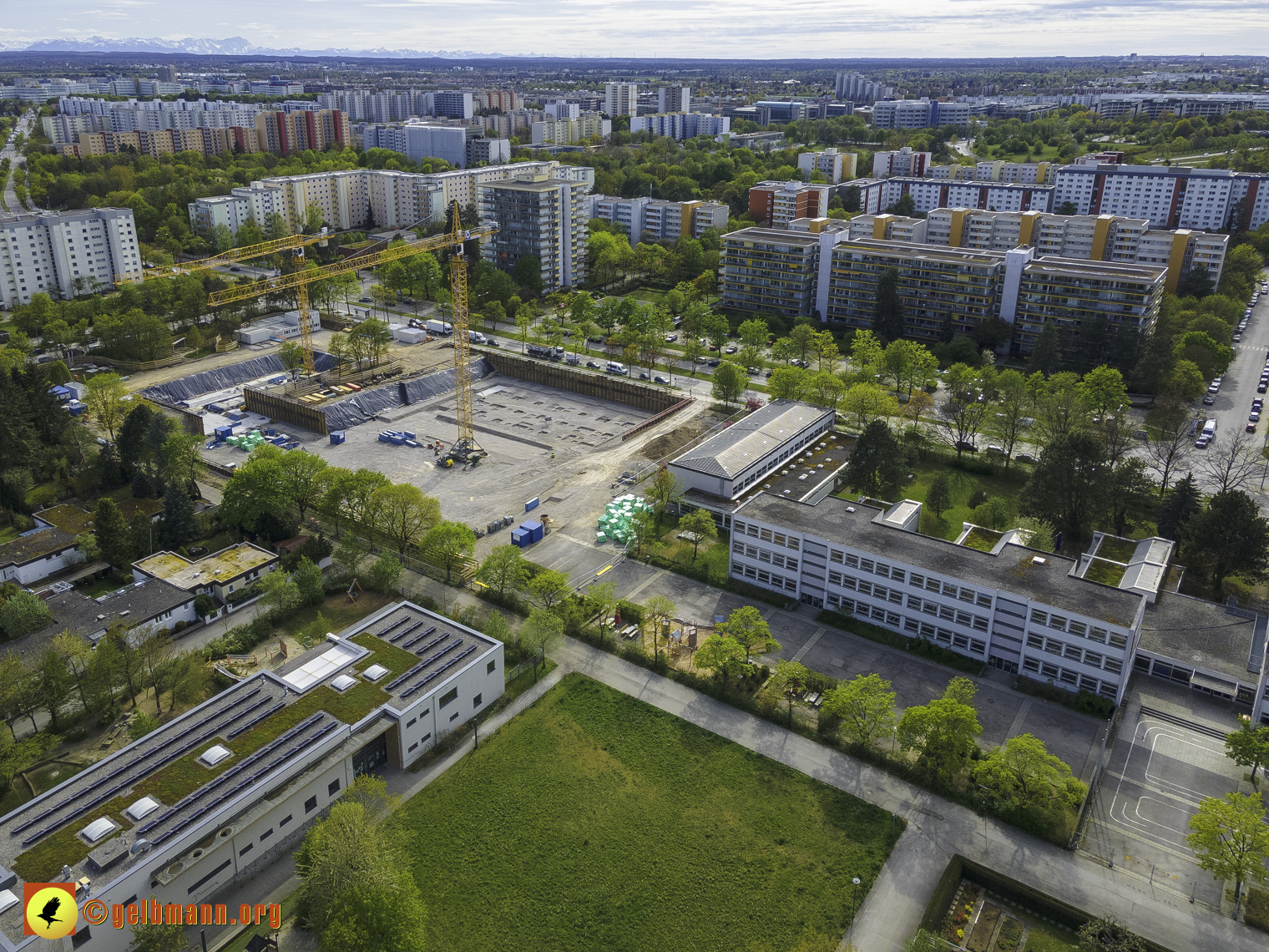 08.05.2021 - Luftbilder Marx-Zentrum und Wohnanalge Karl-Marx-Ring 52-62 in Neuperlach