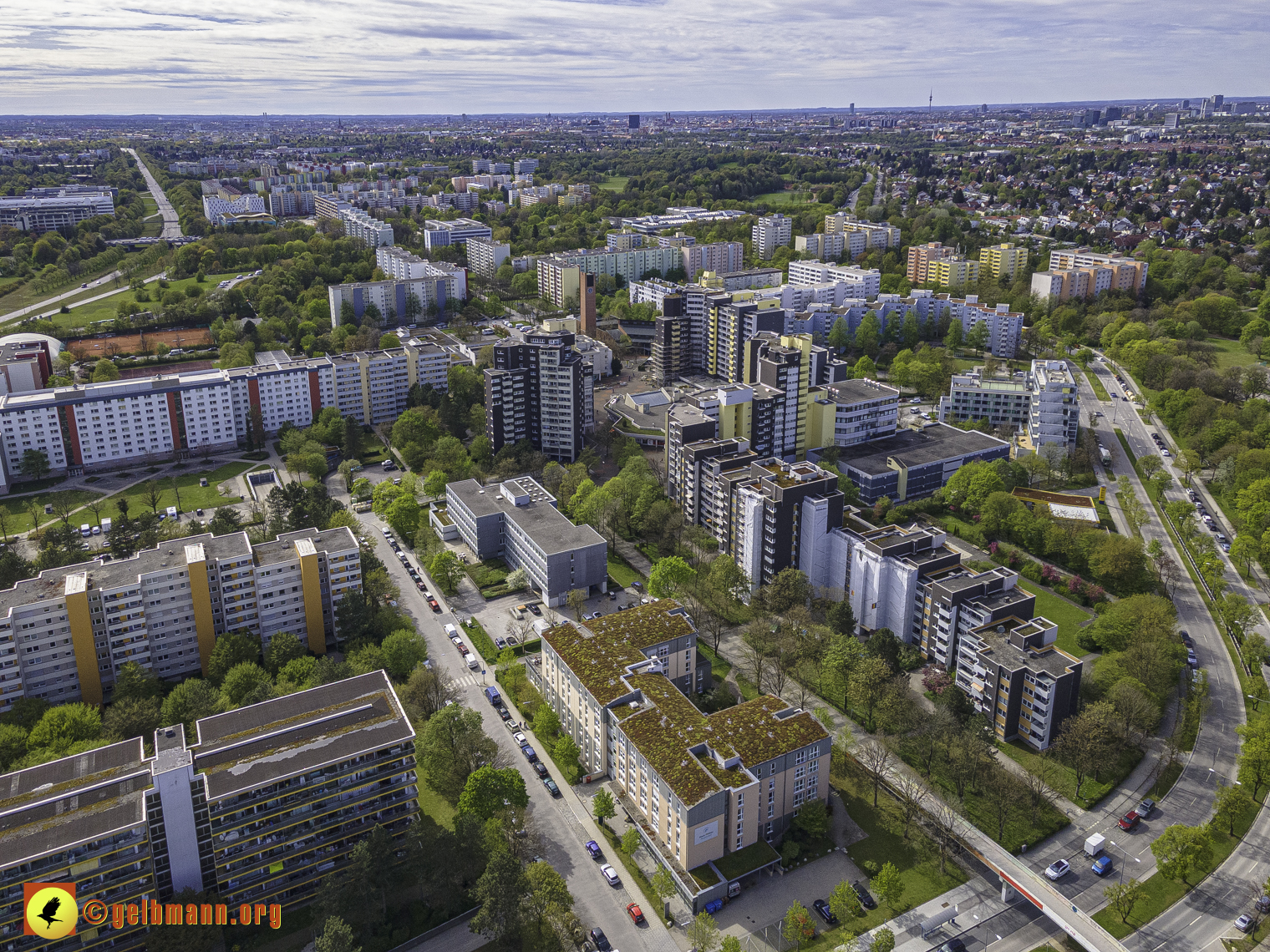 08.05.2021 - Luftbilder Marx-Zentrum und Wohnanalge Karl-Marx-Ring 52-62 in Neuperlach