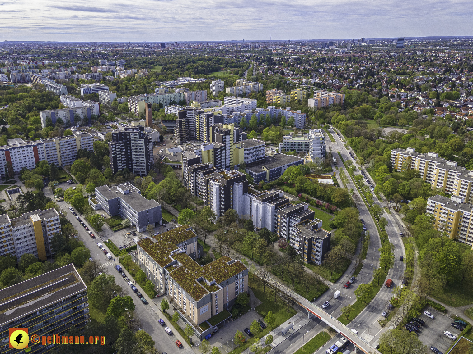 08.05.2021 - Luftbilder Marx-Zentrum und Wohnanalge Karl-Marx-Ring 52-62 in Neuperlach