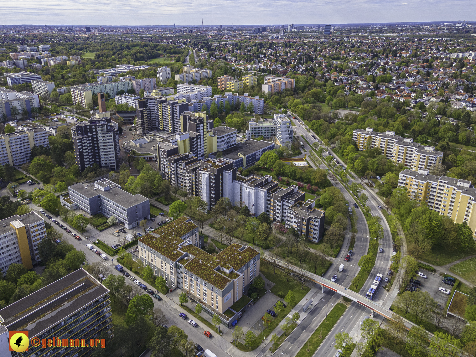08.05.2021 - Luftbilder Marx-Zentrum und Wohnanalge Karl-Marx-Ring 52-62 in Neuperlach