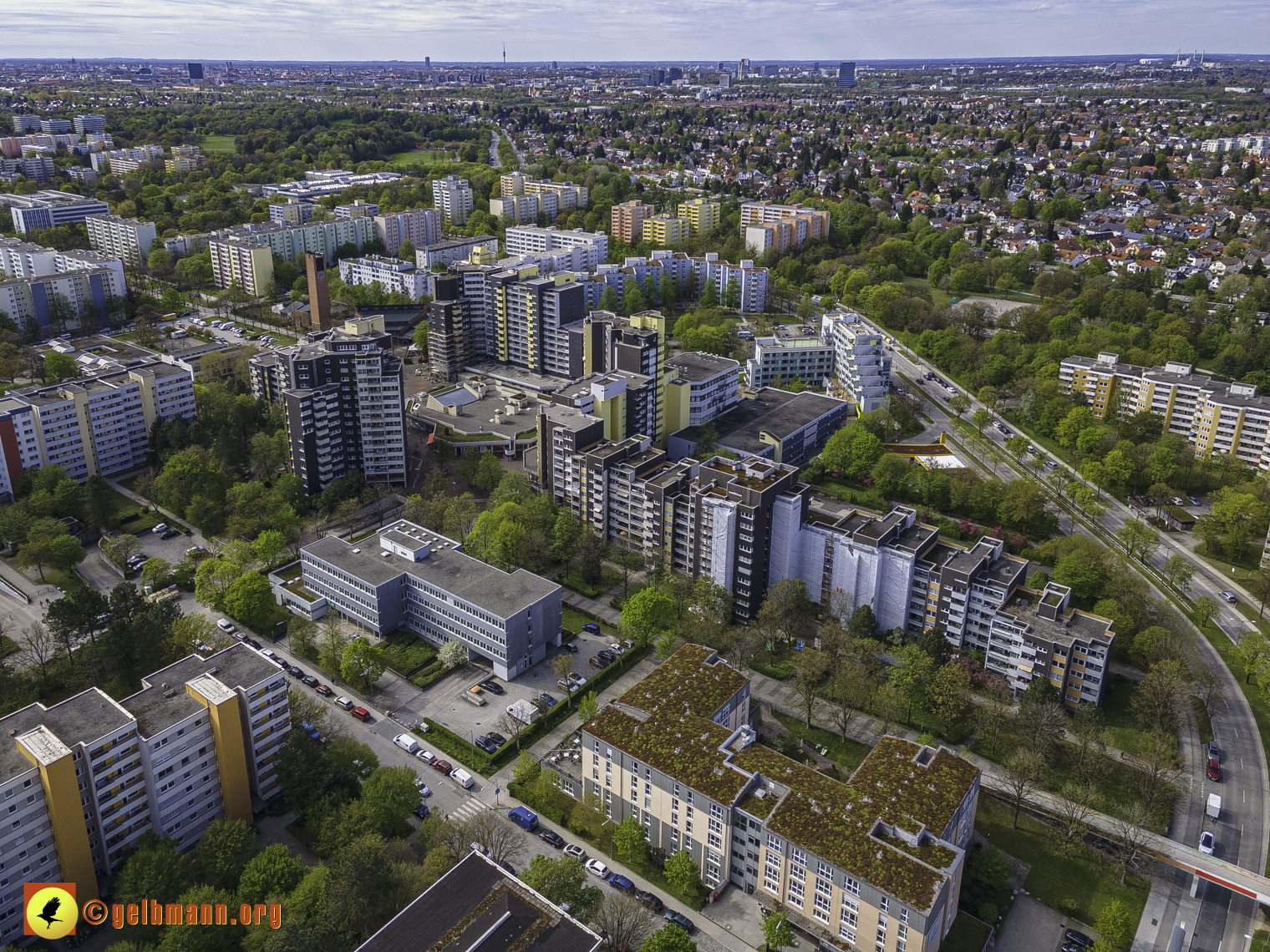 08.05.2021 - Luftbilder Marx-Zentrum und Wohnanalge Karl-Marx-Ring 52-62 in Neuperlach