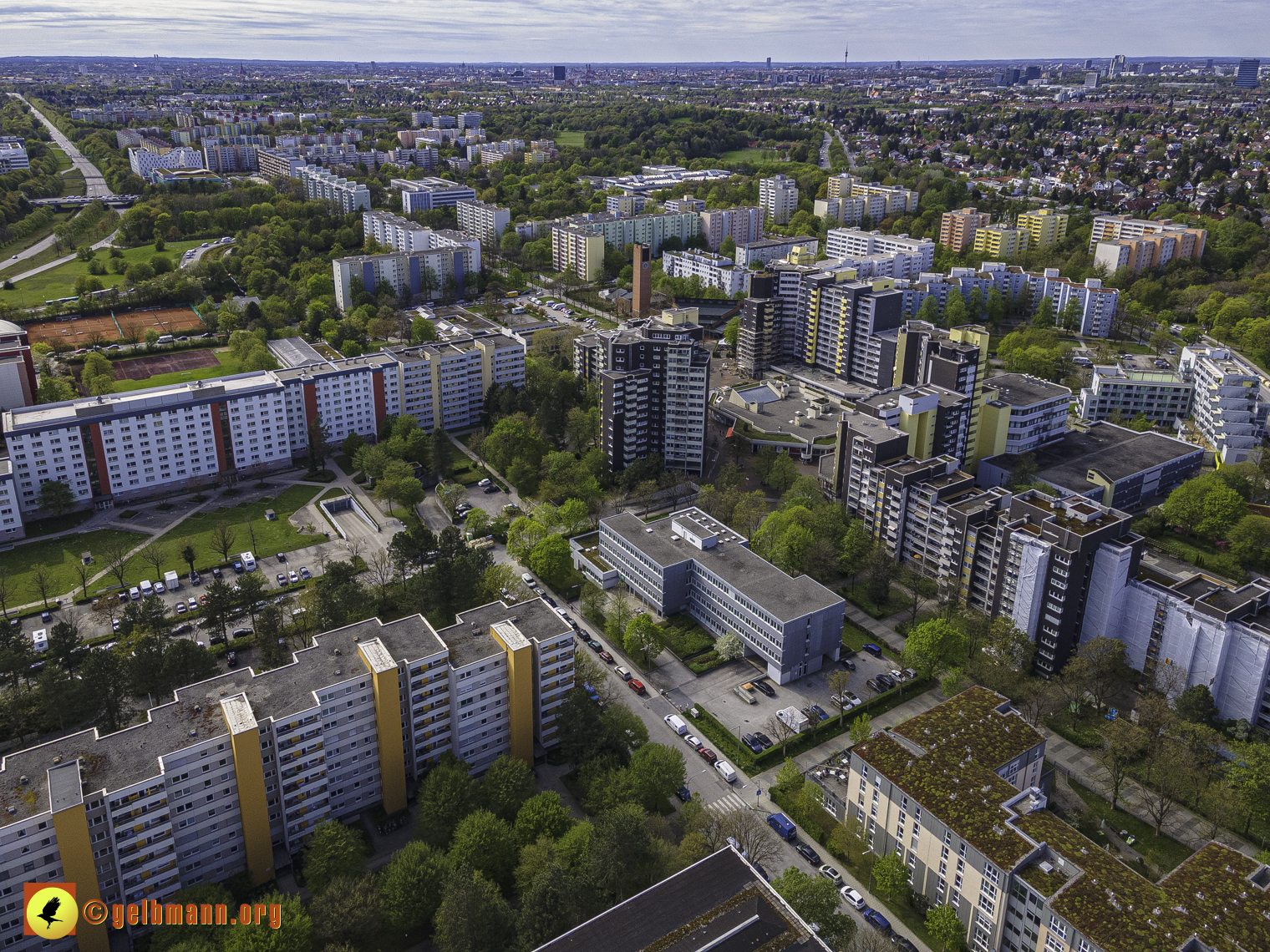 08.05.2021 - Luftbilder Marx-Zentrum und Wohnanalge Karl-Marx-Ring 52-62 in Neuperlach