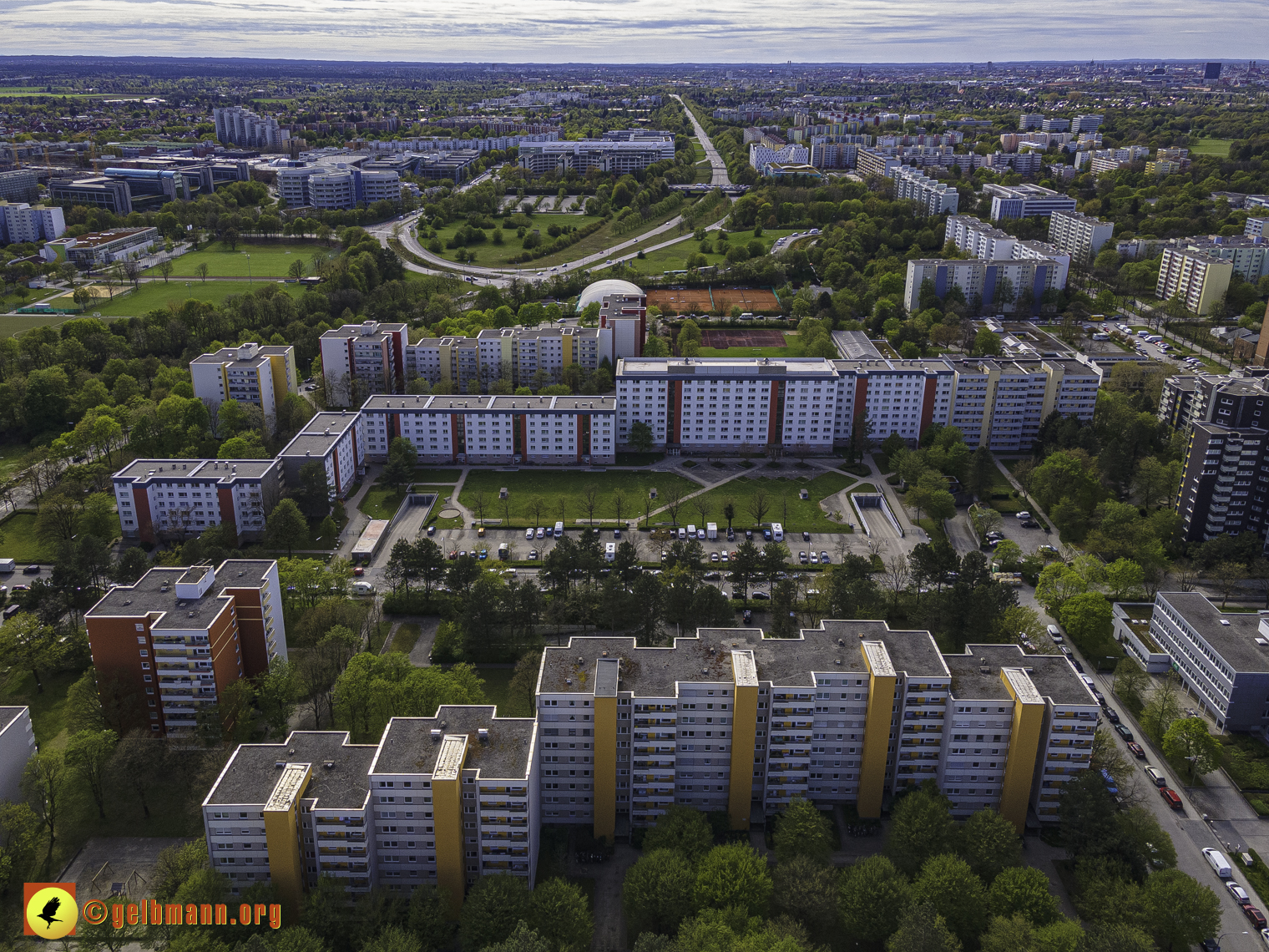 08.05.2021 - Luftbilder Marx-Zentrum und Wohnanalge Karl-Marx-Ring 52-62 in Neuperlach
