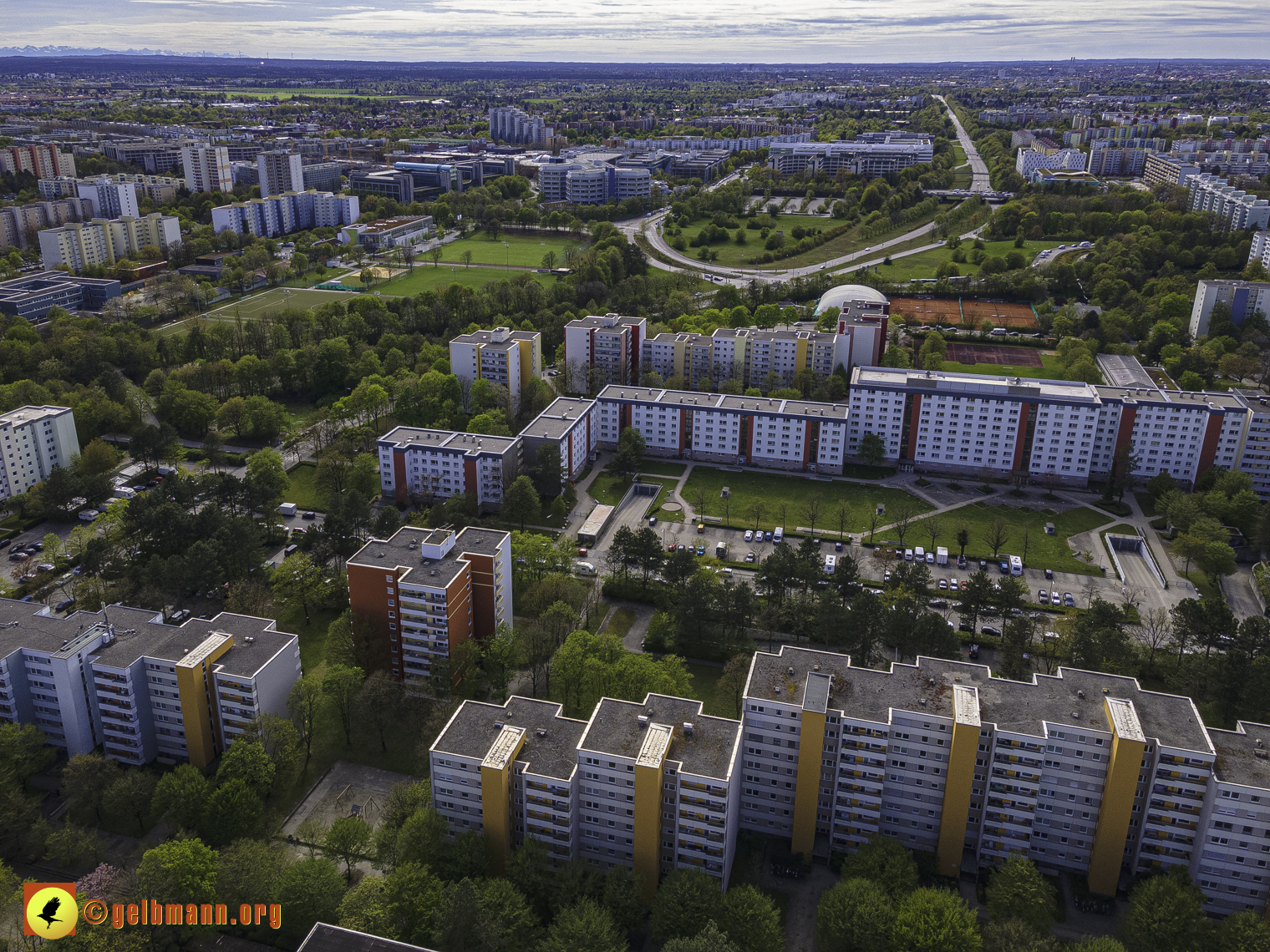 08.05.2021 - Luftbilder Marx-Zentrum und Wohnanalge Karl-Marx-Ring 52-62 in Neuperlach