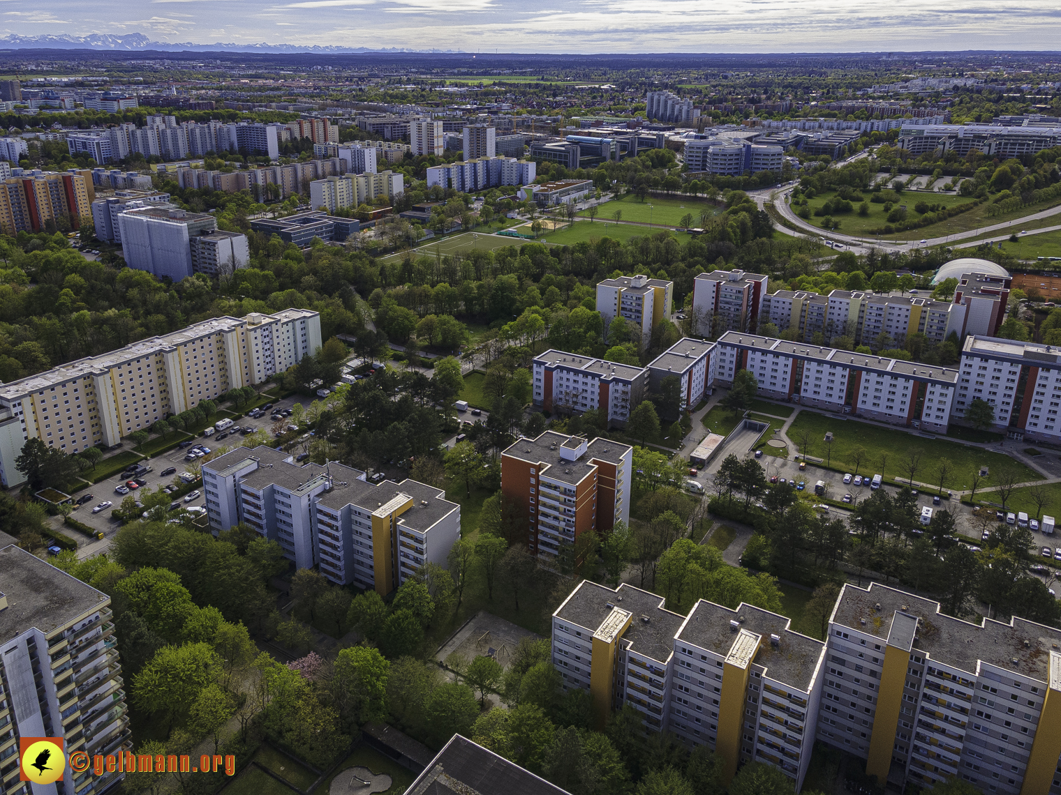08.05.2021 - Luftbilder Marx-Zentrum und Wohnanalge Karl-Marx-Ring 52-62 in Neuperlach