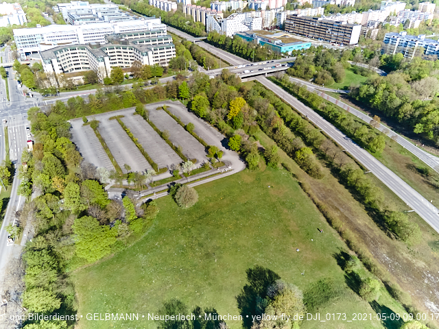 09.05.2021 - Rentenversicherung neben SVN-Sportanlage und Neubau von PerlachPlaza 
