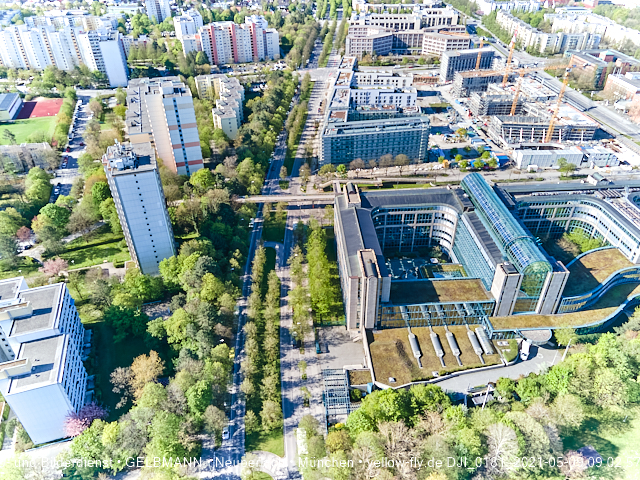 09.05.2021 - Rentenversicherung neben SVN-Sportanlage und Neubau von PerlachPlaza 
