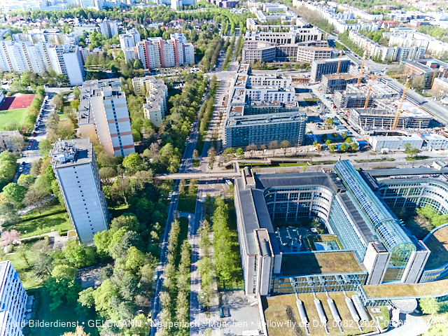 09.05.2021 - Rentenversicherung neben SVN-Sportanlage und Neubau von PerlachPlaza 
