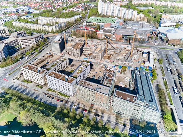 09.05.2021 - Rentenversicherung neben SVN-Sportanlage und Neubau von PerlachPlaza 