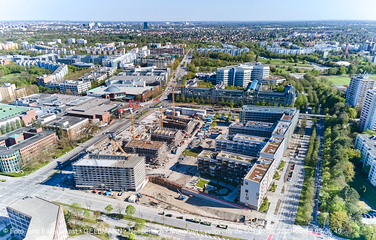 09.05.2021 - Rentenversicherung neben SVN-Sportanlage und Neubau von PerlachPlaza 