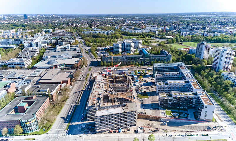 09.05.2021 - Rentenversicherung neben SVN-Sportanlage und Neubau von PerlachPlaza 