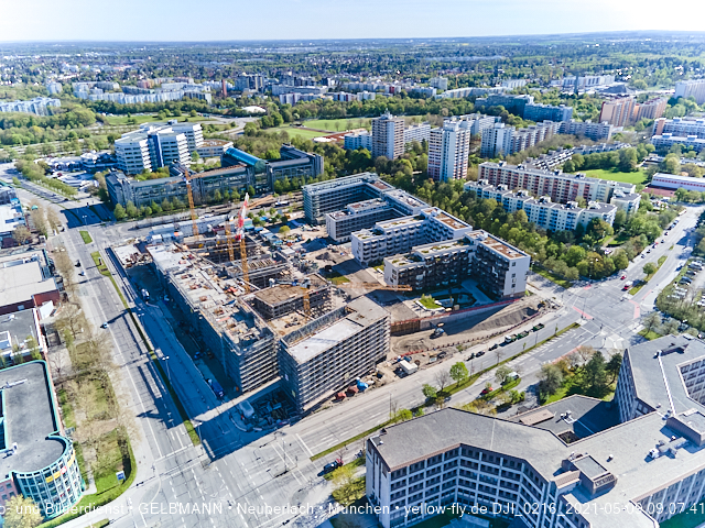 09.05.2021 - Rentenversicherung neben SVN-Sportanlage und Neubau von PerlachPlaza 
