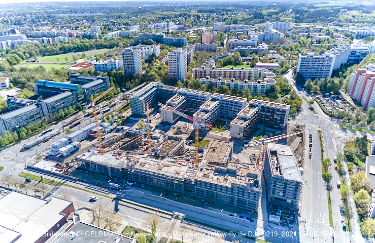 09.05.2021 - Rentenversicherung neben SVN-Sportanlage und Neubau von PerlachPlaza 