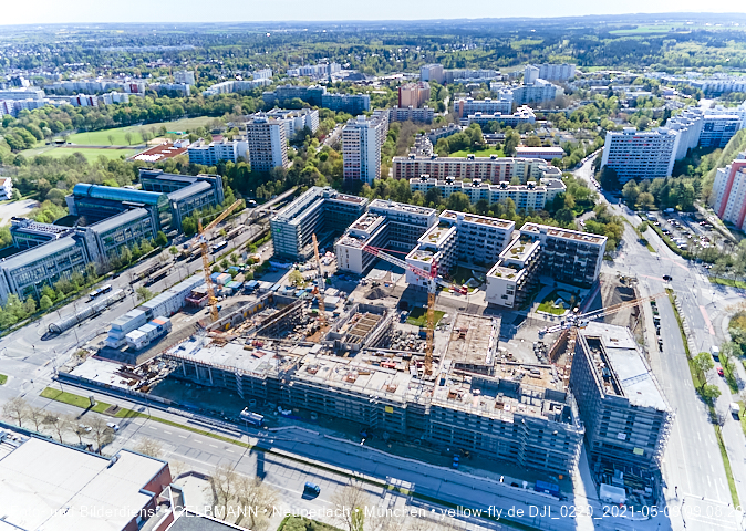 09.05.2021 - Rentenversicherung neben SVN-Sportanlage und Neubau von PerlachPlaza 