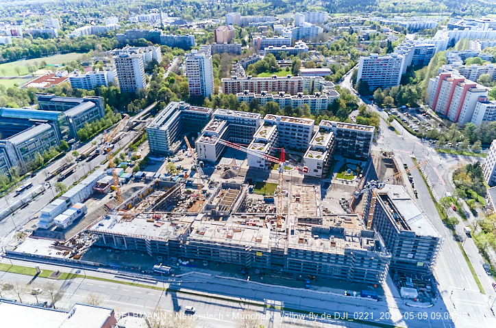 09.05.2021 - Rentenversicherung neben SVN-Sportanlage und Neubau von PerlachPlaza 