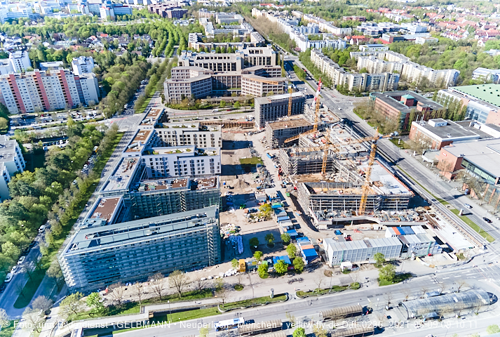 09.05.2021 - Rentenversicherung neben SVN-Sportanlage und Neubau von PerlachPlaza 