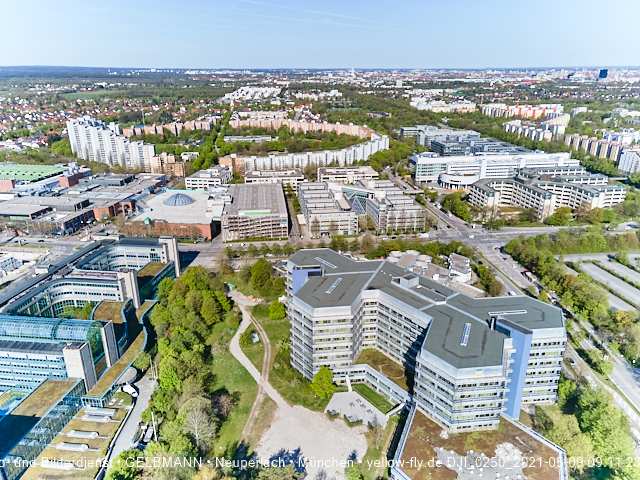 09.05.2021 - Rentenversicherung neben SVN-Sportanlage und Neubau von PerlachPlaza 