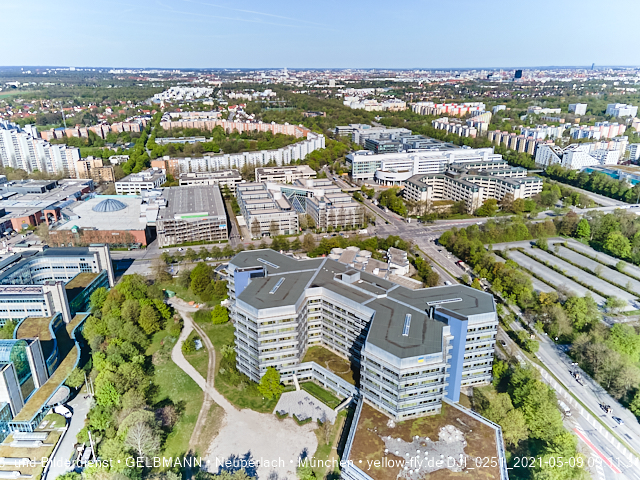 09.05.2021 - Rentenversicherung neben SVN-Sportanlage und Neubau von PerlachPlaza 