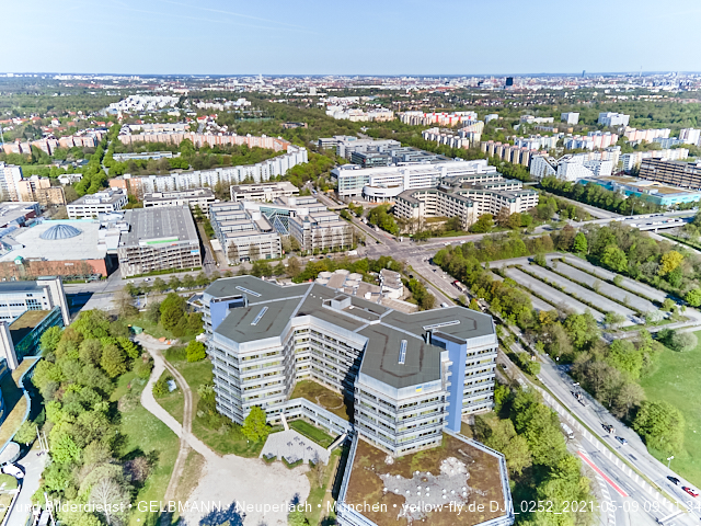 09.05.2021 - Rentenversicherung neben SVN-Sportanlage und Neubau von PerlachPlaza 