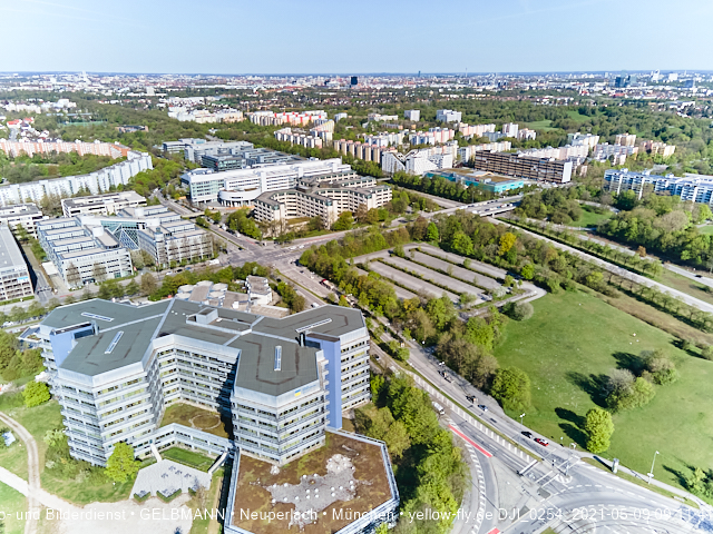 09.05.2021 - Rentenversicherung neben SVN-Sportanlage und Neubau von PerlachPlaza 