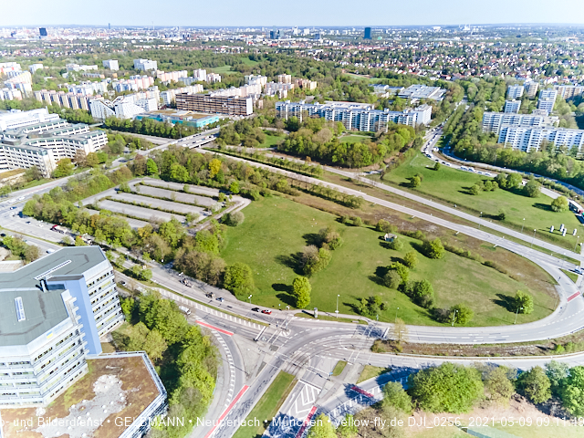 09.05.2021 - Rentenversicherung neben SVN-Sportanlage und Neubau von PerlachPlaza 
