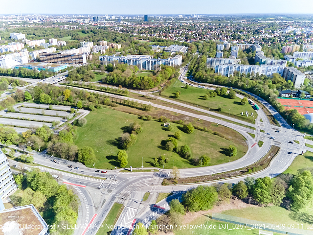 09.05.2021 - Rentenversicherung neben SVN-Sportanlage und Neubau von PerlachPlaza 