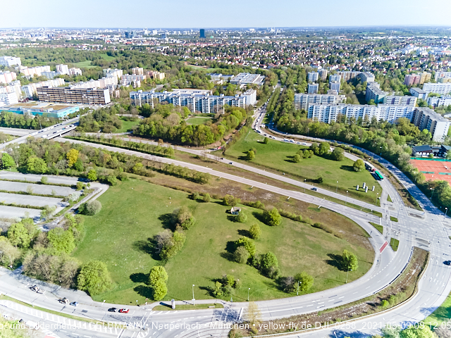 09.05.2021 - Rentenversicherung neben SVN-Sportanlage und Neubau von PerlachPlaza 