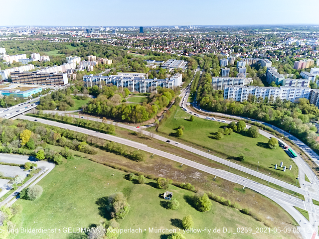 09.05.2021 - Rentenversicherung neben SVN-Sportanlage und Neubau von PerlachPlaza 