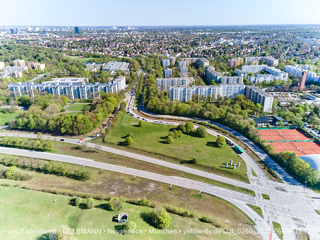 09.05.2021 - Rentenversicherung neben SVN-Sportanlage und Neubau von PerlachPlaza 