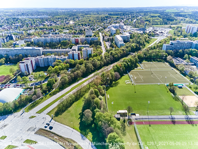 09.05.2021 - Rentenversicherung neben SVN-Sportanlage und Neubau von PerlachPlaza 