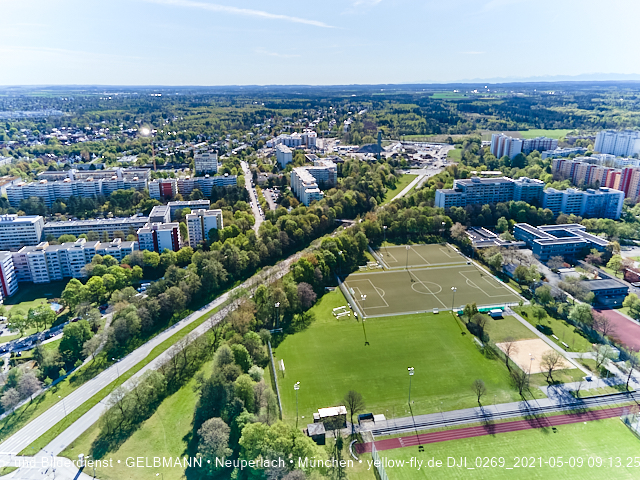 09.05.2021 - Rentenversicherung neben SVN-Sportanlage und Neubau von PerlachPlaza 