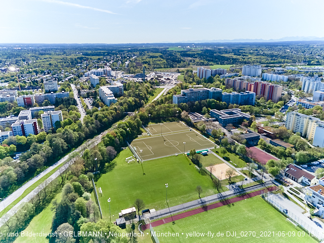 09.05.2021 - Rentenversicherung neben SVN-Sportanlage und Neubau von PerlachPlaza 