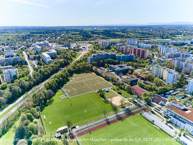 09.05.2021 - Rentenversicherung neben SVN-Sportanlage und Neubau von PerlachPlaza 