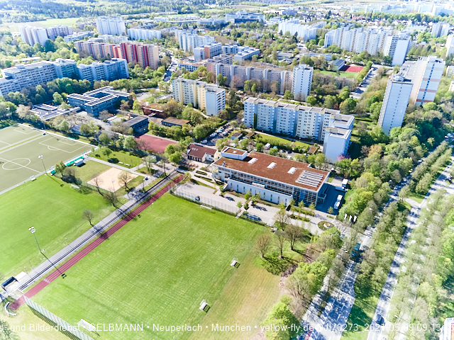09.05.2021 - Rentenversicherung neben SVN-Sportanlage und Neubau von PerlachPlaza 