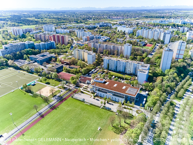 09.05.2021 - Rentenversicherung neben SVN-Sportanlage und Neubau von PerlachPlaza 