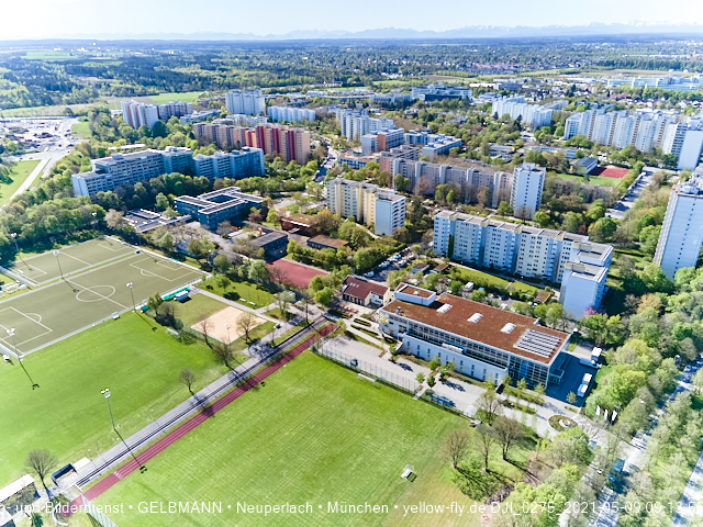 09.05.2021 - Rentenversicherung neben SVN-Sportanlage und Neubau von PerlachPlaza 