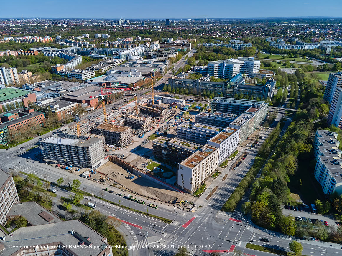 14.05.2021 - Luftaufnahmen vom Perlach Plaza mit Loge No.1 und Loge No.2 in Neuperlach