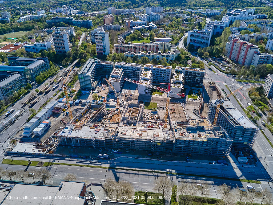 14.05.2021 - Luftaufnahmen vom Perlach Plaza mit Loge No.1 und Loge No.2 in Neuperlach