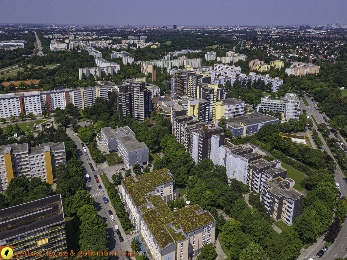 21.07.2021 - Marx-Zentrum und kleinere Wohnanlage am Karl-Marx-Ring 52-62 in Neuperlach