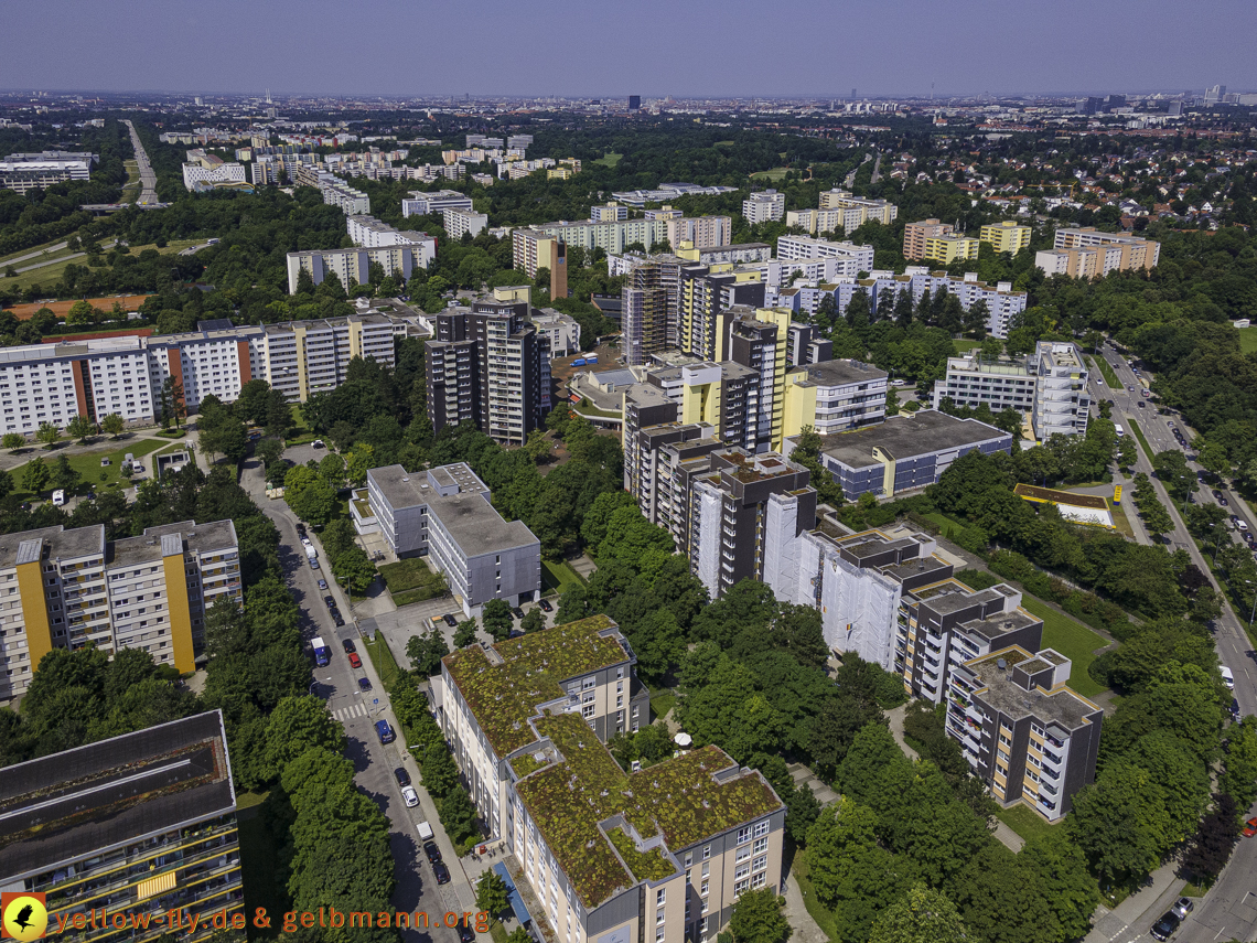21.07.2021 - Marx-Zentrum und kleinere Wohnanlage am Karl-Marx-Ring 52-62 in Neuperlach