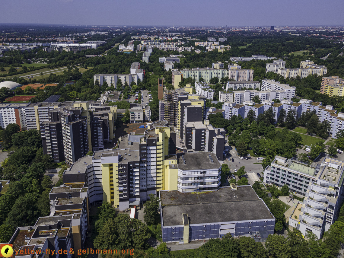 21.07.2021 - Marx-Zentrum und kleinere Wohnanlage am Karl-Marx-Ring 52-62 in Neuperlach