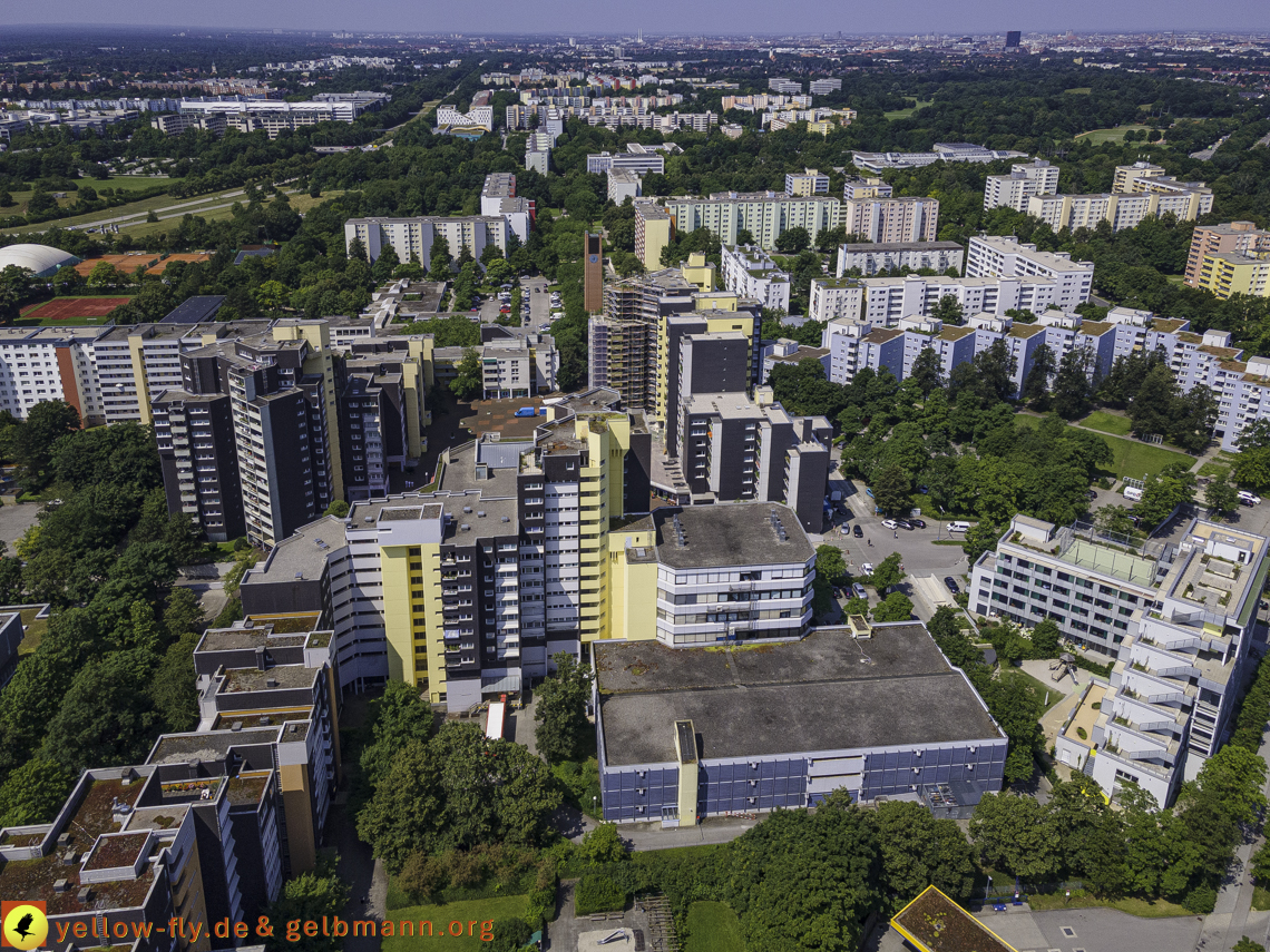 21.07.2021 - Marx-Zentrum und kleinere Wohnanlage am Karl-Marx-Ring 52-62 in Neuperlach